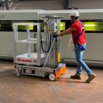 Podnośnik ręcznie prowadzony ELEVAH 70 – wysokość robocza do 7,25 m